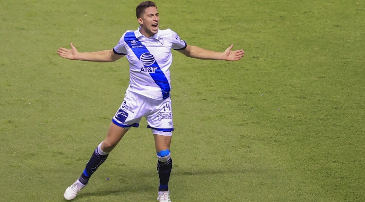 Santiago Ormeño festeja gol con Puebla
