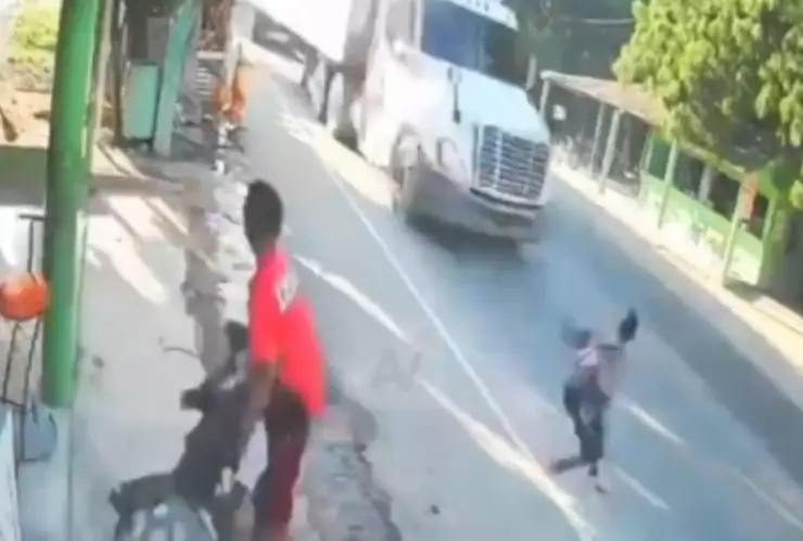 Joven se salva de milagro al intentar cruzar la calle sin mirar.jpg