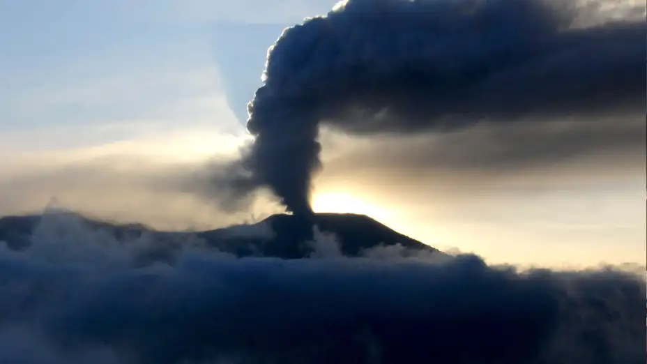 Volcán Merapi expulsa ceniza de su cráter