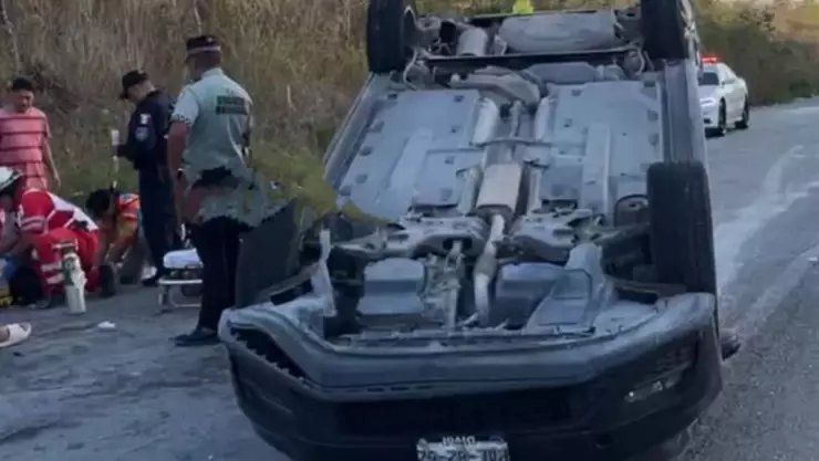 Muere perrito atropellado y dos personas resultan lesionadas por volcadura de coche en la carretera federal 307 HOY.jpg