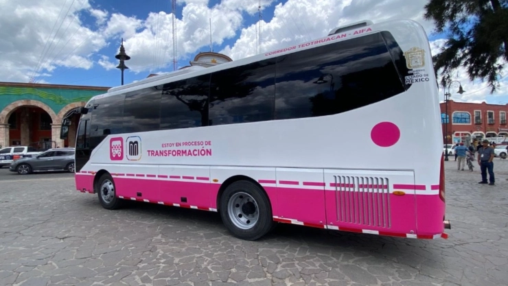 Del AIFA a Teotihuacán en minutos: Así será el nuevo corredor, conoce la ruta y paradas. En la imagen se observa una de las nuevas unidades de transporte que recoreran la nueva ruta del AIFA a Teotihuacán.