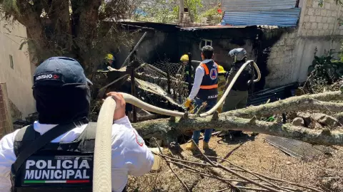 Se incendia casa en Xalapa.