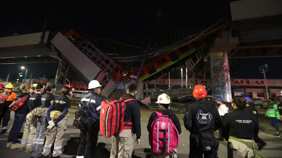 Personal de rescate frente al derrumbe del Metro de la Línea 12 en CDMX