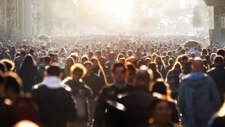 Una multitud de gente en la calle.