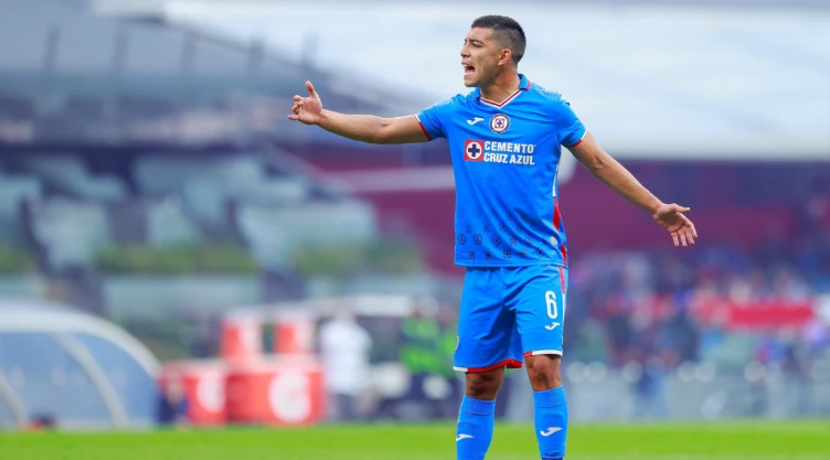 Erik Lira en un partido con Cruz Azul