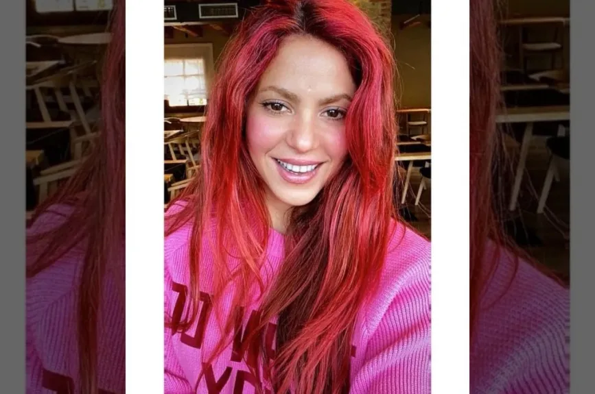 Shakira selfie con cabello rojo.jpg