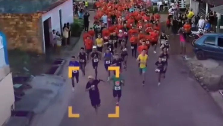 Borracho y en chanclas, así fue como un hombre ganó una carrera de 8 km