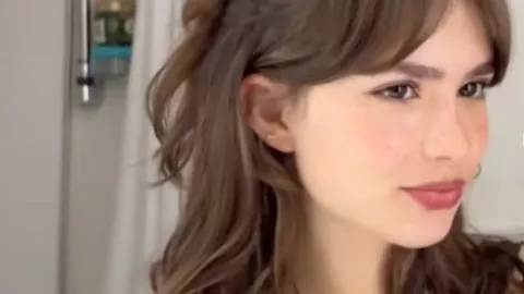 Los peinados con volumen en la parte superior estilizan las caras redondas