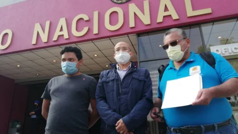 Padres de niños luego de entregar el oficio para solictar una reunión con el consejro presidente del INE