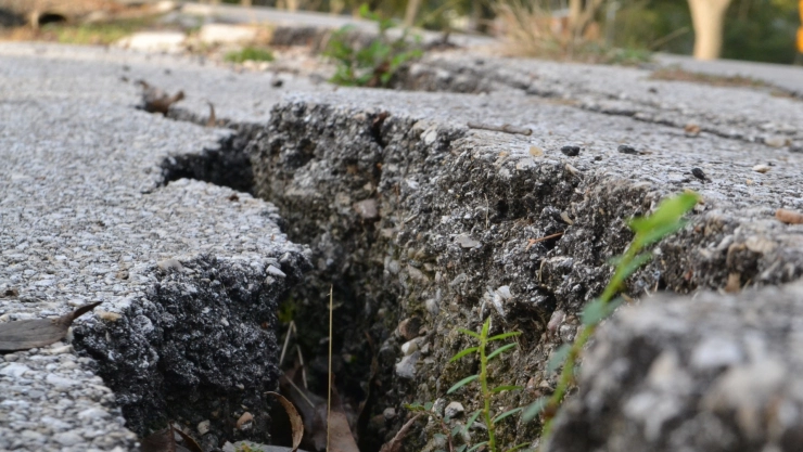 Una carretera partida por los terremotos