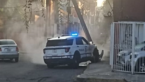Patrulla de la policía impacta contra poste de luz en el Bulevar San Felipe, en Puebla