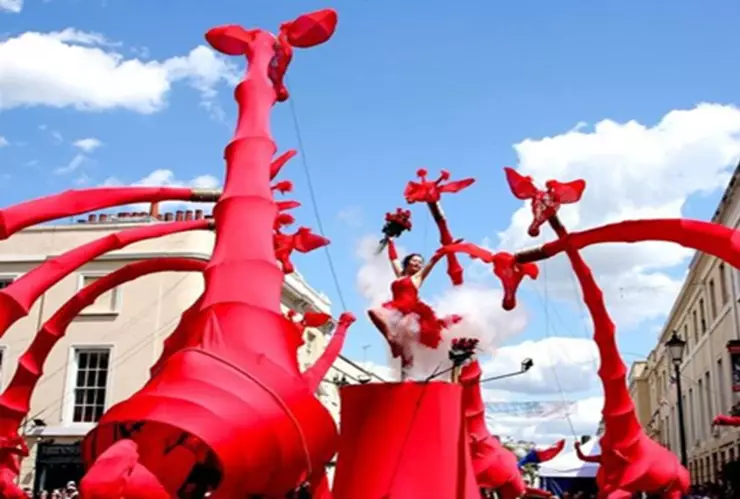 Les Girafes invaden La Minerva y desatan una fiesta nunca antes vista en Guadalajara