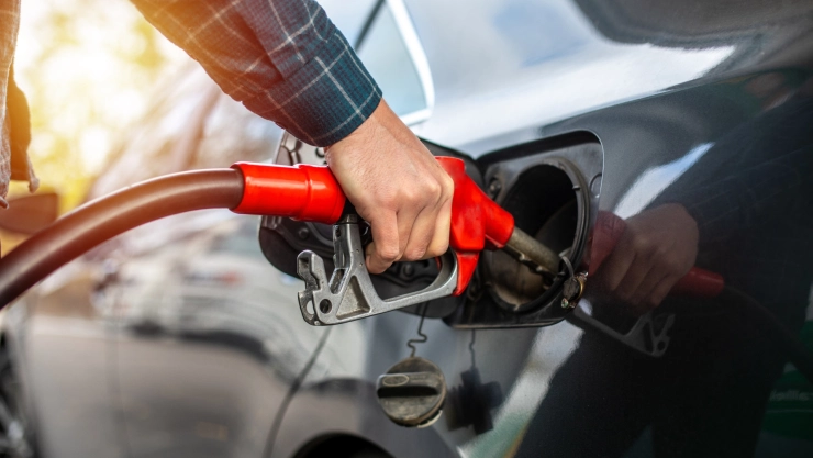 Conductor carga gasolina en su vehículo