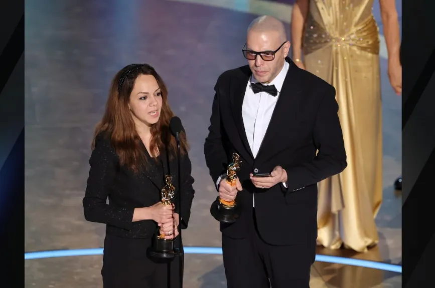 Shirin Sohani y Hossein Molayemi recibieron el Premio Oscar a Mejor Corto Animado por su trabajo en ‘In the Shadow of the Cypress’. | Foto: Kevin Winter/Getty Images