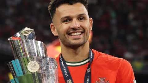 Gonçalo Ramos con el trofeo de la UEFA Nations League