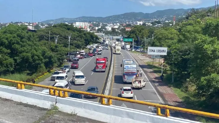 Bloquean Autopista del Sol a la altura del Parador del Marqués en Chilpancingo