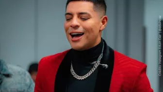 Eduin Caz traje rojo.jpg