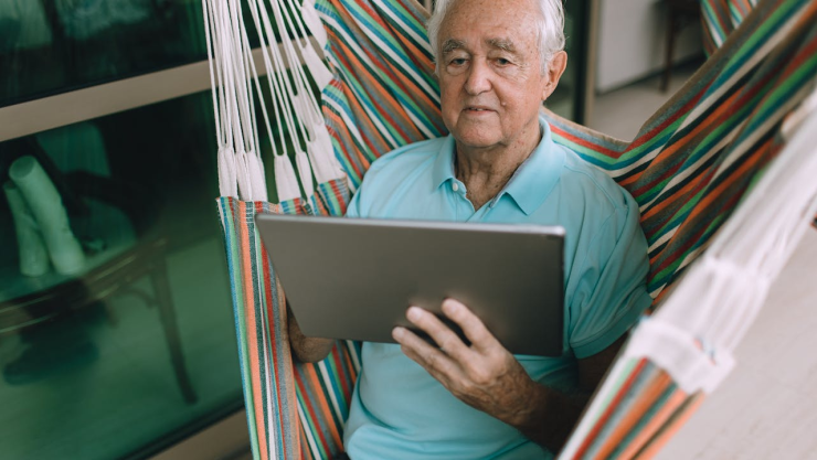Adulto mayor revisando el calendario de pagos de la Pensión Bienestar marzo 2025.
