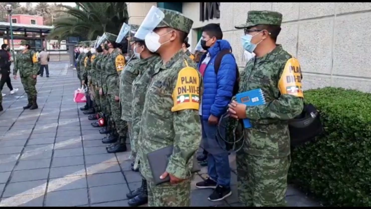 Militares reciben capacitación para la aplicación de la vacuna contra la COVID-19 en el Hospital Siglo XXI