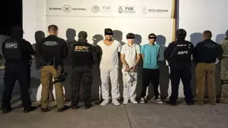 Detienen a tres hombres, dos de ellos con uniforme de enfermería..jpg