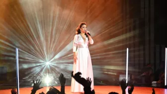 Para este concierto, Caro, usó un vestido elegante, largo y blanco con la mitad del cabello recogido.