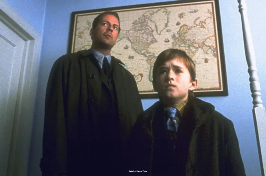 Escena de la película ‘El Sexto Sentido’ (Sixth Sense) con Halley Jeol Osment y Bruce Willis por Azteca 7.