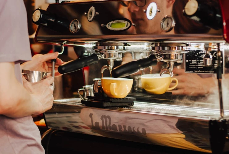 Máquina de café, un electrodoméstico esencial para los amantes del café, que permite preparar diversas bebidas a partir de granos o cápsulas.