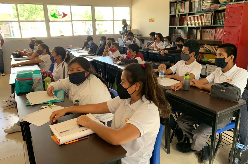Así se reunieron los jovenes para ver nuestra Gira Virtual en diferentes lugares de Quintana Roo III.jpg