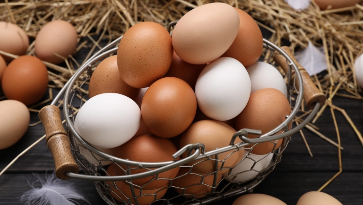 Varios huevos sobre un canasto de hierro