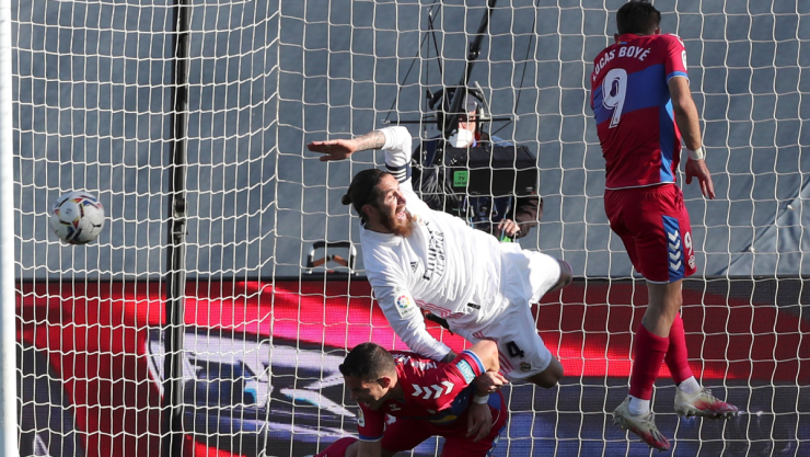 Sergio Ramos cae en la área del Elche