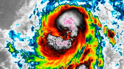 Huracán ‘Flossie’ se fortalece a categoría 2.