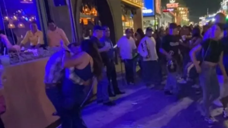 Pareja se da amor en público