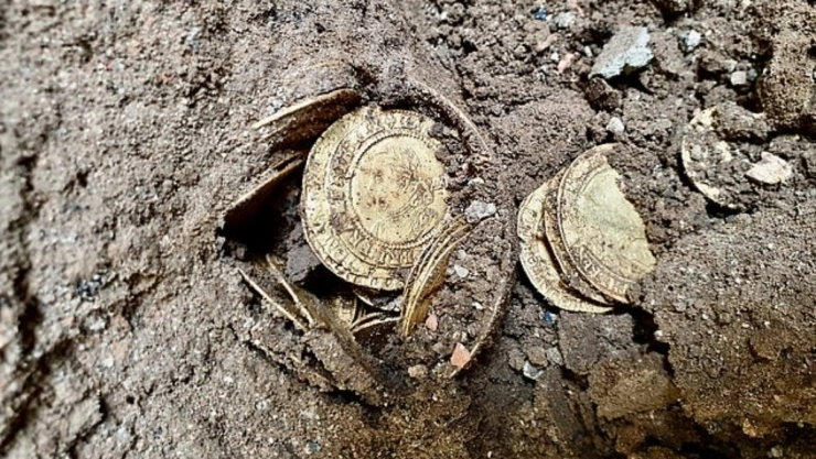 Familia encuentra monedas de oro en su cocina