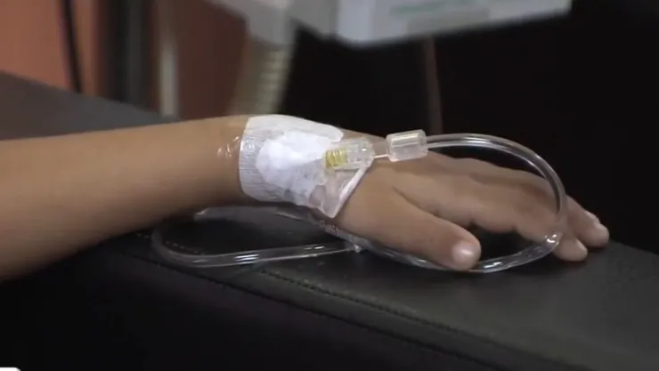 Mano de menor recibiendo medicamentos contra el cáncer.
