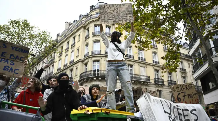 Estudiantes en Francia demandan mejor educación.
