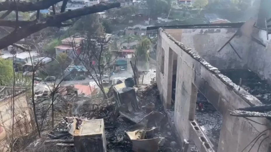 Bomberos de Tijuana sofocan siniestro que consumió ocho viviendas en zona irregular