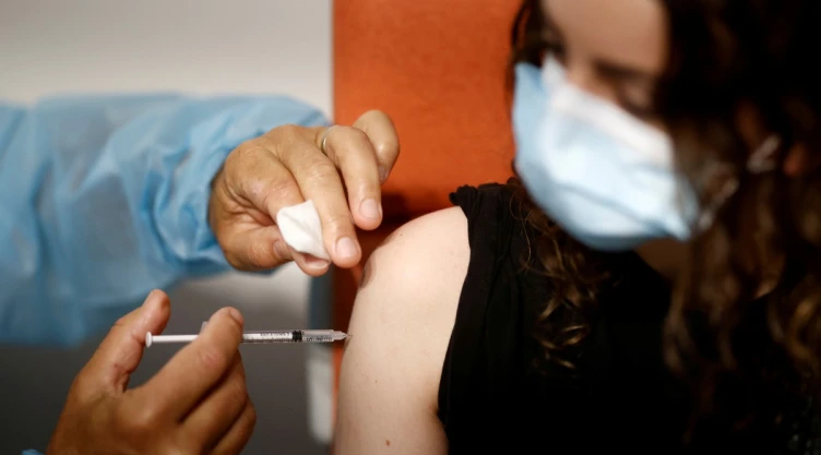 efecto secundario vacuna Pfizer senos grandes.jpg