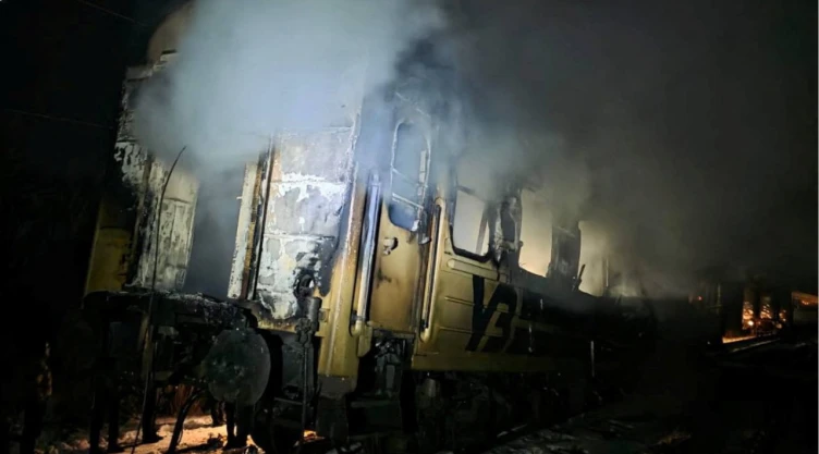 Humo sale de un vagón de un tren de pasajeros impactado por un dron ruso, en medio del ataque ruso contra Ucrania , en la región de Járkov, Ucrania , el 27 de enero de 2026