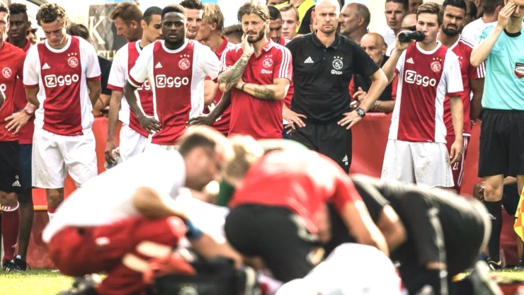 Le detectan daño cerebral permanente a joven jugador del Ajax tras desplomarse