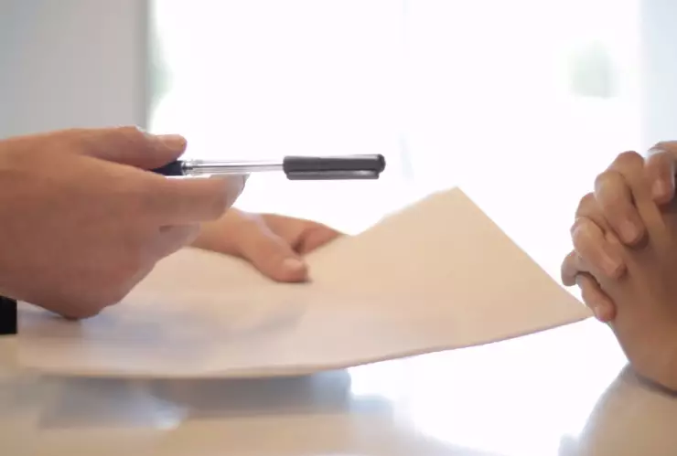 personas firman acuerdo