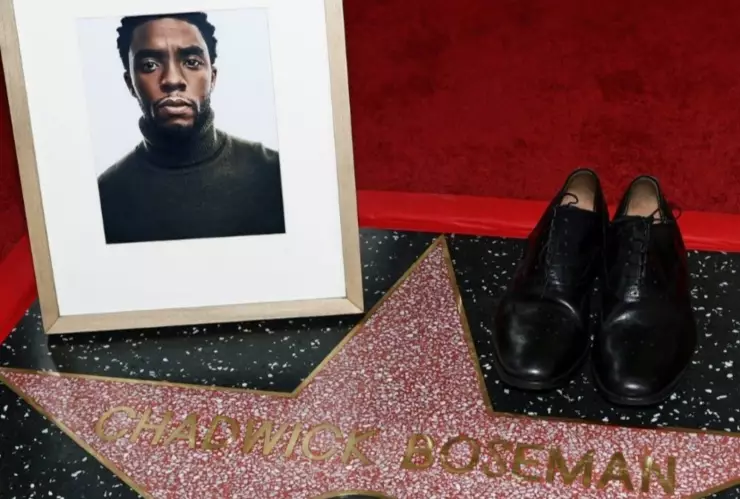 Chadwick Boseman recibe estrella póstuma en el Paseo de la Fama.png