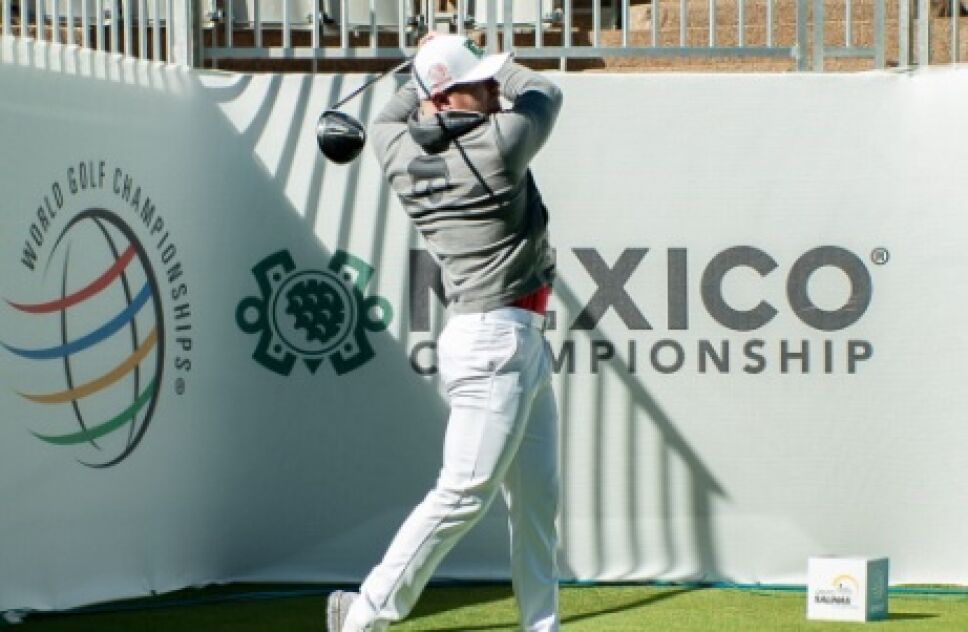Canelo Álvarez jugando golf