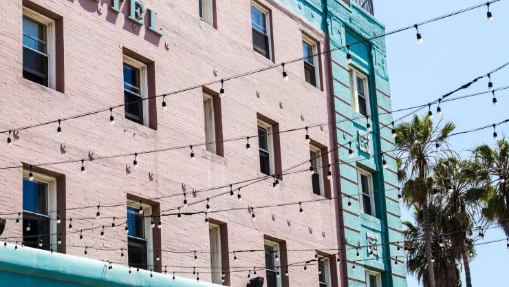 Hermanos son abandonados sin comida ni agua por dos días en hotel.jpg