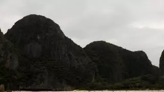 Autoridades de Tailandia cerraron la playa por daños en el ecosistema.