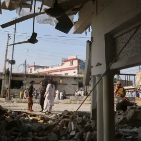 Daños en una mezquita tras un atentado con bombas en Kohat, Pakistán.