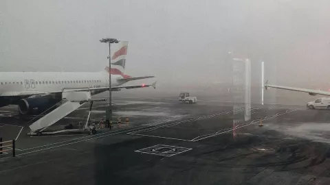 Niebla paraliza vuelos en Tijuana y deja pasajeros varados