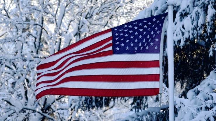 Bandera de Estados Unidos en medio de la nieve