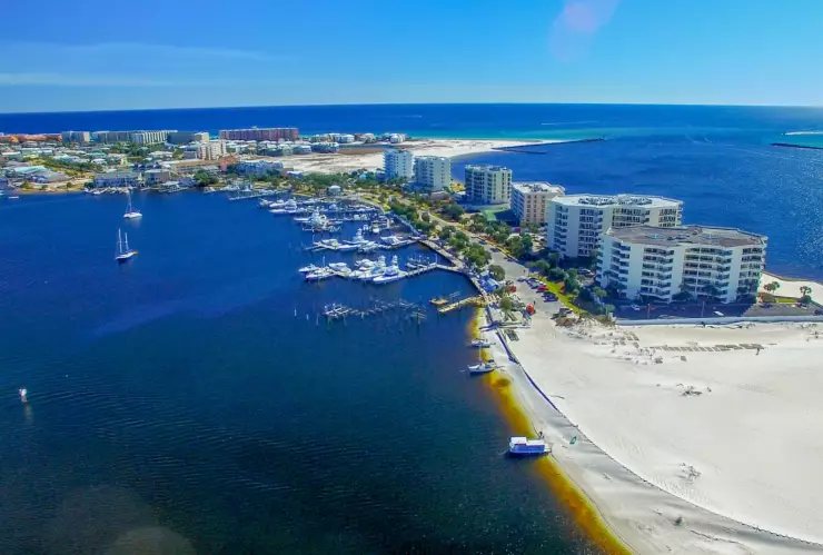 una vista de la costa de Destin junto a sus edificios