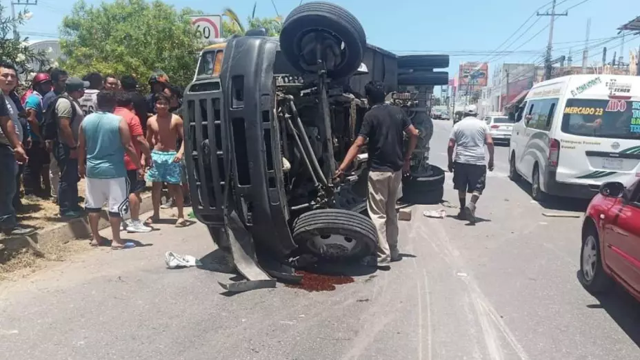 Se registra accidente en el cruce de la Av. José López Portillo