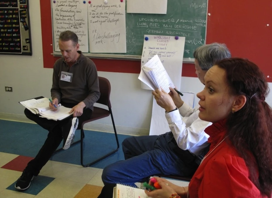 Tom Miller dicta una clase de inglés en el programa Puente para el Inmigrante de la ciudad de Nueva York el 14 de mayo del 2013